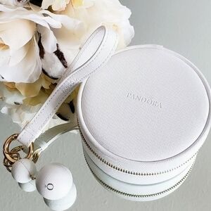 NWOT Pandora White Leather Travel Companion Jewelry Organizer W/ Bracelet